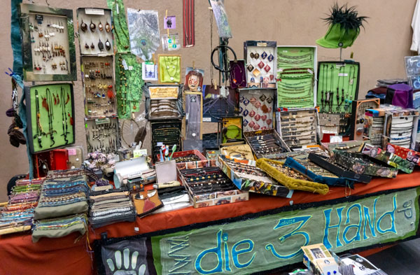 Ein Messestand mit Körperschmuck