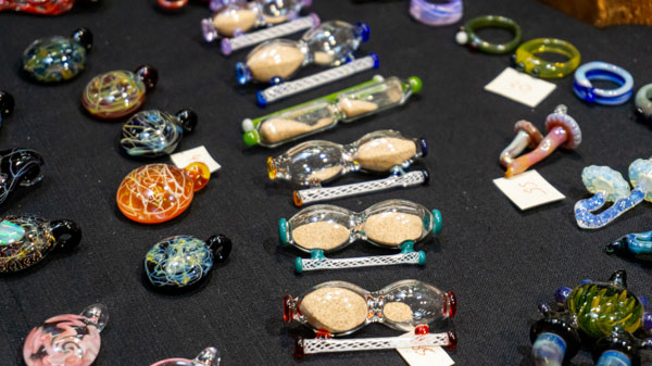 Amulette und Halsschmuck aus Glas