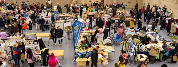 Personen auf der Kreativ-Messe "KreaTa" (Kreativ-Tage)