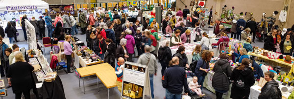 Personen auf der Kreativ-Messe "KreaTa" (Kreativ-Tage)