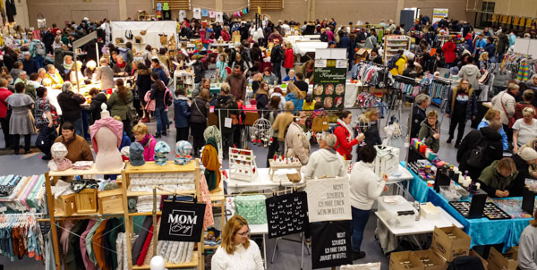 Personen auf der Kreativ-Messe "KreaTa" (Kreativ-Tage)