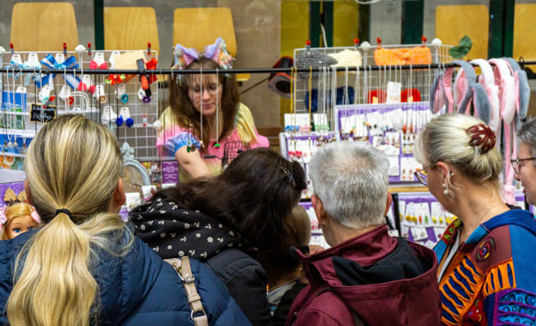 Personen auf der Kreativ-Messe "KreaTa" (Kreativ-Tage)