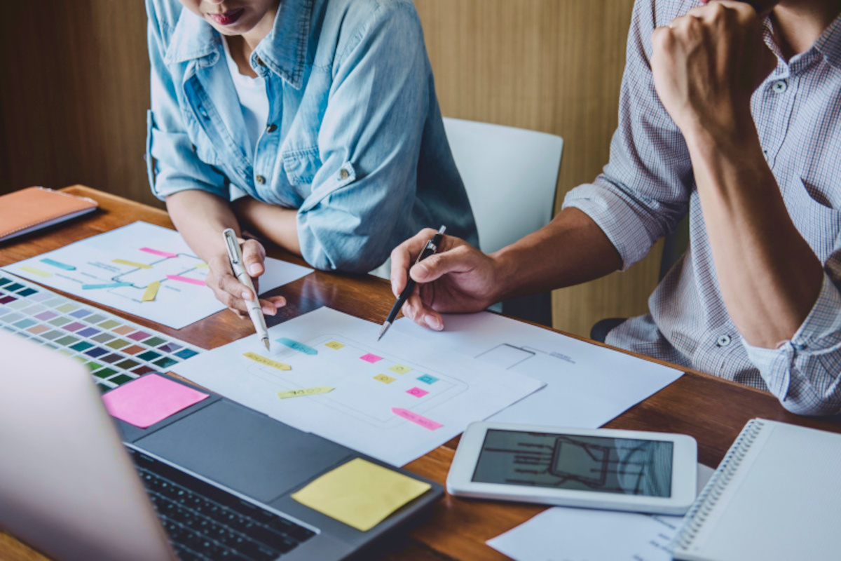 Ein Team arbeitet zusammen an einer Projekt-Planung