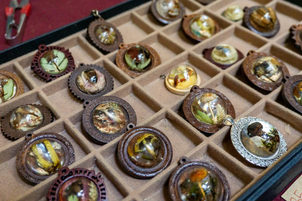 Amulette und Halsschmuck mit Pilzen