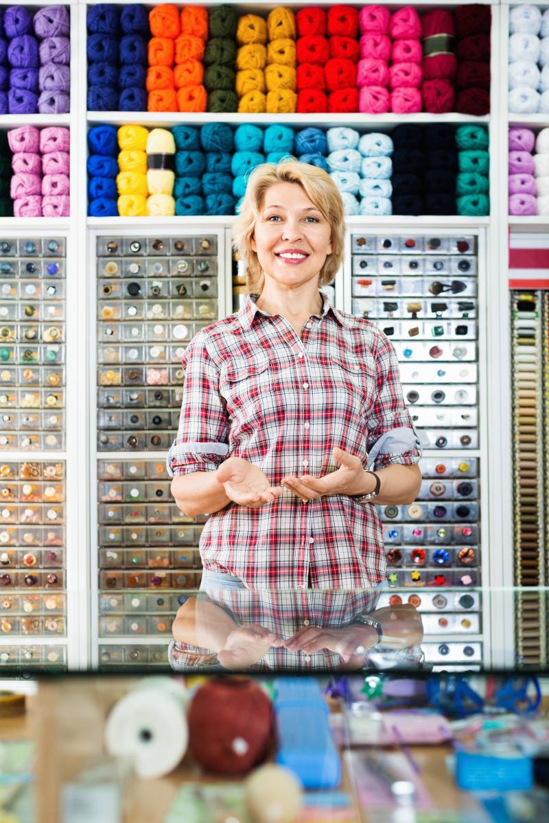 Eine Frau an ihrem Messe-Standplatz